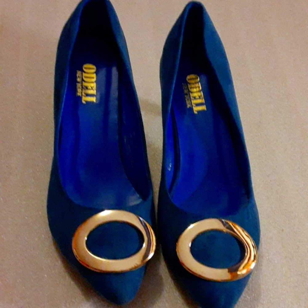 ODELL NEW YORK BLUE SHOE WITH GOLD BUCKLE IN FRONT IN SIZE 10 AND 1 INCHES HEELS
